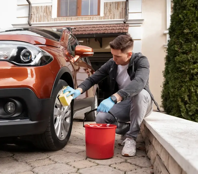 Lavage auto à domicile Tourville-la-Rivière : professionnel intervenant sur un véhicule